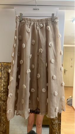 Rock beige mit weissen Bommeln Grösse M / L 